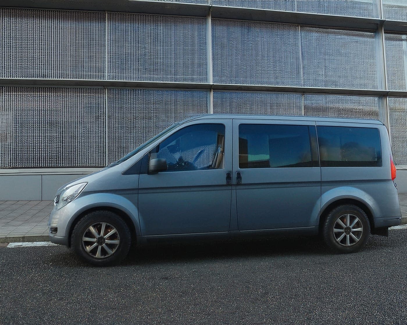 Minibus gris de transport de personnes (−10 places), formation capacité voyageurs CFB Lyon